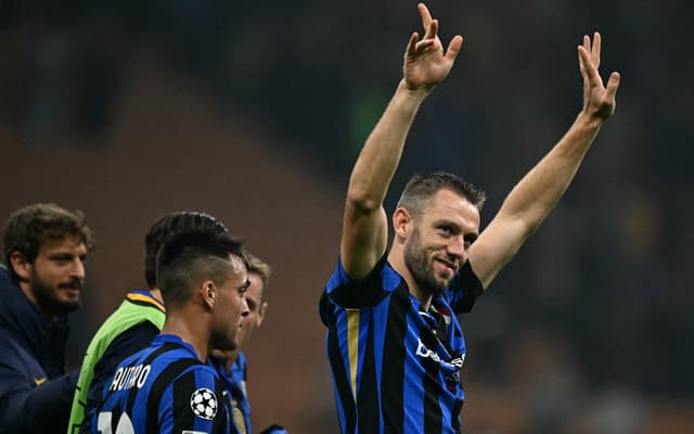 Stefan-de-Vrij-comemora-goleada-da-Inter-de-Milao-por-4-a-0-sobre-o-Estrela-Vermelha-scaled-aspect-ratio-512-320