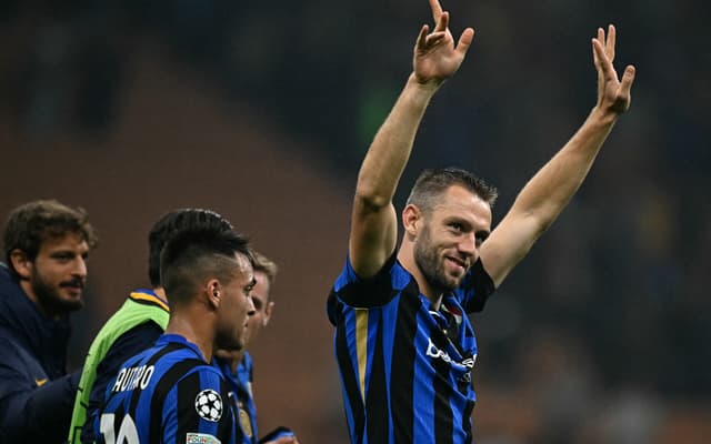 Stefan-de-Vrij-comemora-goleada-da-Inter-de-Milao-por-4-a-0-sobre-o-Estrela-Vermelha-scaled-aspect-ratio-512-320