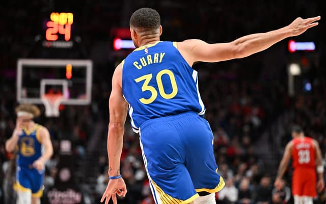 StepHEN-Curry-1-scaled-aspect-ratio-512-320