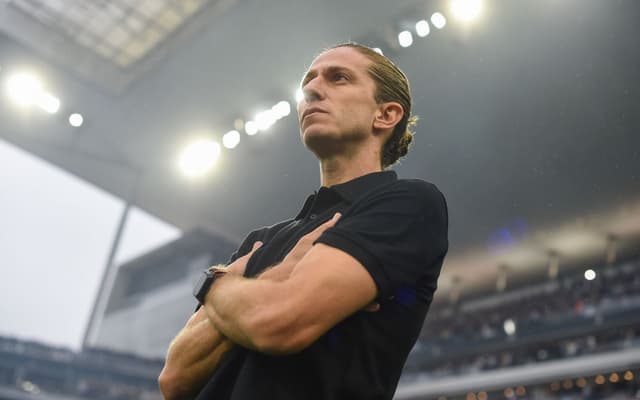 Tecnico-do-Flamengo-Filipe-Luis-durante-o-jogo-contra-o-Corinthians-pela-Copa-do-Brasil-aspect-ratio-512-320