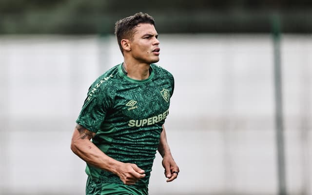 Thiago-Silva-em-treino-do-Fluminense-durante-a-Data-Fifa-de-outubro-scaled-aspect-ratio-512-320