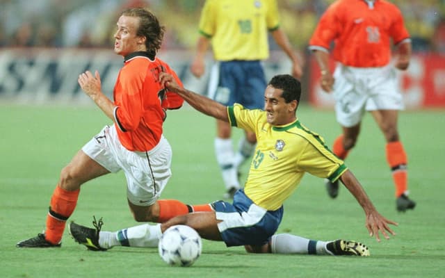 Ze-Carlos-Selecao-Brasileira-Copa-do-Mundo-1998-Holanda-aspect-ratio-512-320