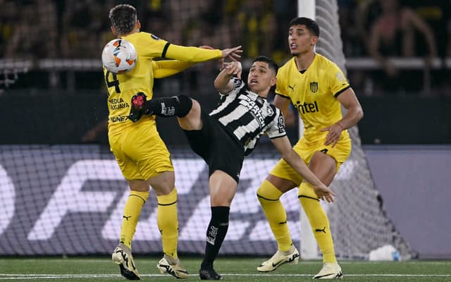 Governo do Uruguai proíbe torcedores do Botafogo contra o Peñarol na semi da Libertadores (Foto: Mauro Pimentel/AFP)