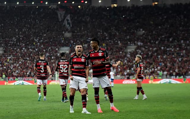 Arrascaeta-Bruno-Henrique-comemoracao-gol-Flamengo-Bahia-scaled-aspect-ratio-512-320