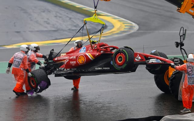 Carlos-Sainz-Ferrari-GP-de-Sao-Paulo-Interlagos-Formula-1-scaled-aspect-ratio-512-320