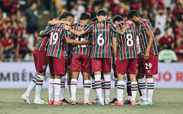 Elenco-do-Fluminense-reunido-antes-do-classico-contra-o-Flamengo-scaled-aspect-ratio-512-320