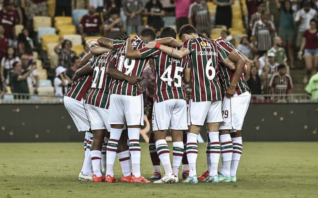 Elenco-do-Fluminense-reunido-no-Maracana-antes-do-jogo-contra-o-Gremio-scaled-aspect-ratio-512-320