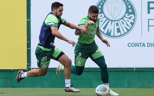 FIgueiredo-e-Ze-Rafael-durante-treino-do-Palmeiras-aspect-ratio-512-320