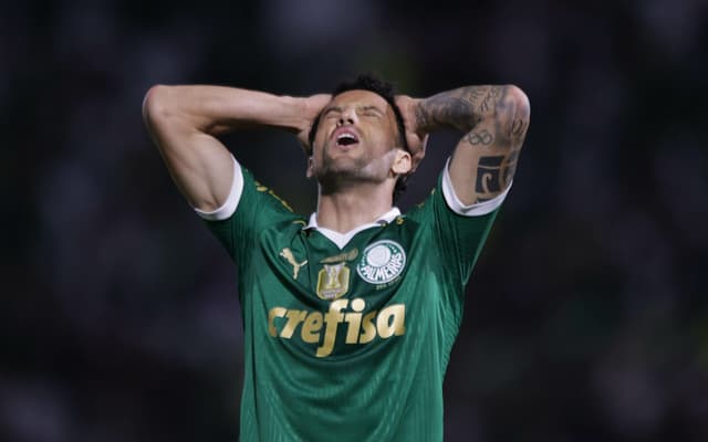 Felipe-Anderson-lamenta-gol-perdido-em-Palmeiras-x-Atletico-MG-scaled-aspect-ratio-512-320