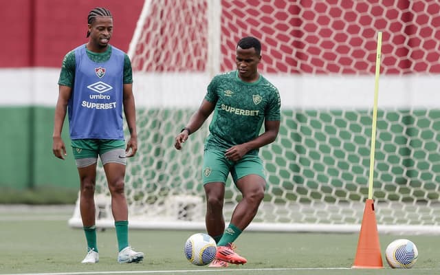 Jhon-Arias-durante-treino-do-Fluminense-no-CT-Carlos-Castilho-scaled-aspect-ratio-512-320