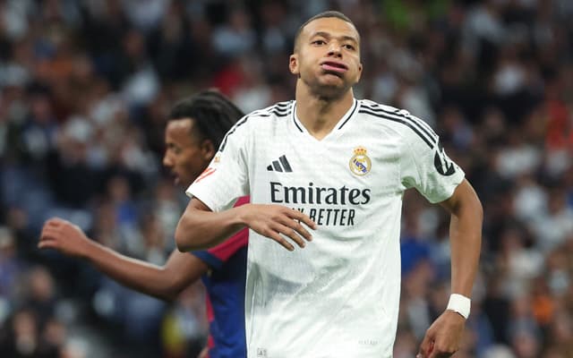 Kylian-Mbappe-lamenta-chance-perdida-em-Real-Madrid-0x4-Barcelona-por-La-Liga-scaled-aspect-ratio-512-320