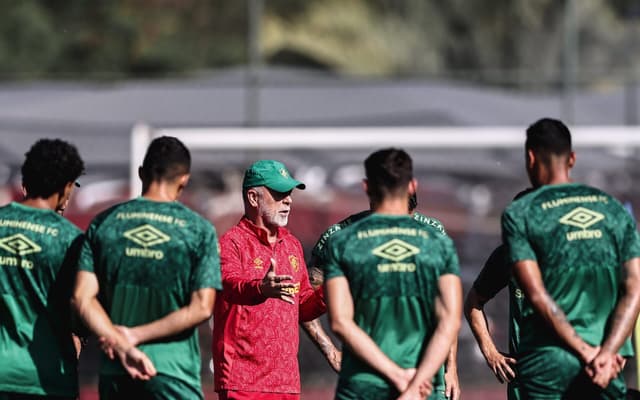 Mano-Menezes-conversa-com-elenco-do-Fluminense-visando-o-jogo-contra-o-Fortaleza-scaled-aspect-ratio-512-320