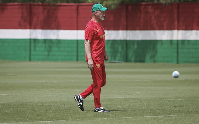 Mano-Menezes-observa-treino-do-Fluminense-antes-do-jogo-contra-Internacional-scaled-aspect-ratio-512-320