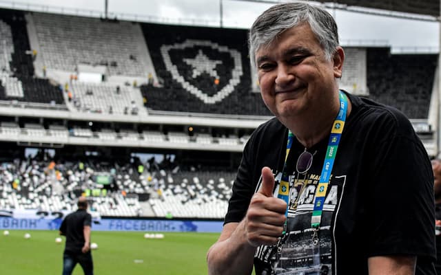 Presidente-do-Botafogo-Durcesio-Mello-antes-de-jogo-valido-pelo-Brasileirao-scaled-aspect-ratio-512-320