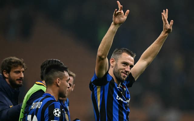 Stefan-de-Vrij-comemora-goleada-da-Inter-de-Milao-por-4-a-0-sobre-o-Estrela-Vermelha-scaled-aspect-ratio-512-320