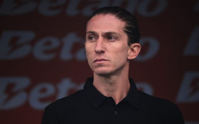 Tecnico-do-Flamengo-Filipe-Luis-observa-o-jogo-da-semifinal-da-Copa-do-Brasil-entre-Corinthians-e-Flamengo-scaled-aspect-ratio-512-320