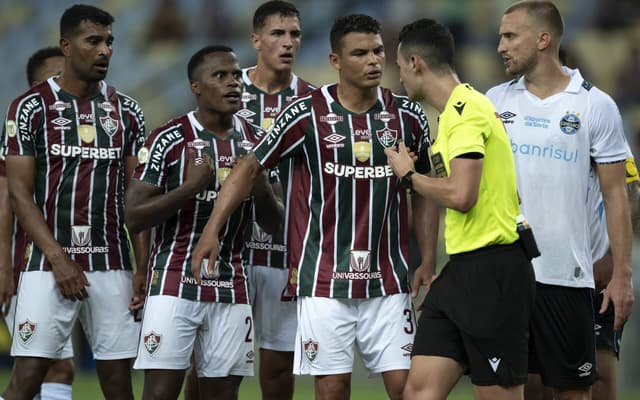 Thiago-Silva-reclama-com-a-arbitragem-no-jogo-entre-Fluminense-e-Gremio-scaled-aspect-ratio-512-320