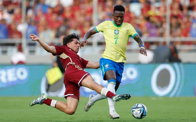 Vinicius-Junior-em-Venezuela-x-Brasil-pela-Eliminatoria-Sul-Americana-2026-no-estadio-Monumental-de-Maturin-scaled-aspect-ratio-512-320