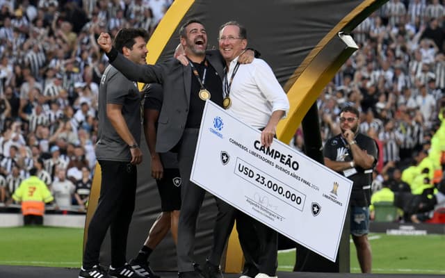 Artur-Jorge-e-John-textor-comemorando-titulo-do-Botafogo-na-Libertadores-scaled-aspect-ratio-512-320