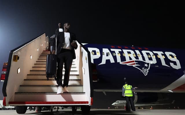 Astro-do-Botafogo-Luiz-Henrique-desembarca-do-aviao-do-New-England-Patriots-no-Qatar-aspect-ratio-512-320