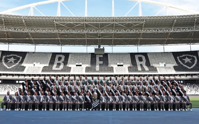 Elenco-do-Botafogo-campeao-da-Libertadores-em-2024-scaled-aspect-ratio-512-320