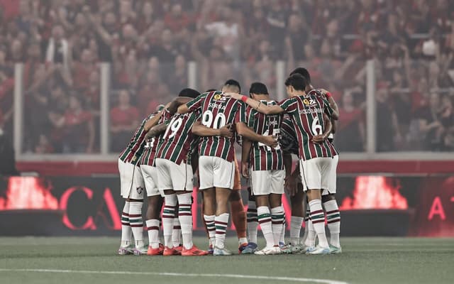 Elenco-do-Fluminense-reunido-antes-do-jogo-contra-o-Athletico-PR-na-Ligga-Arena-scaled-aspect-ratio-512-320