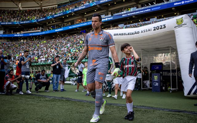 Fabio-entrando-em-campo-pelo-Fluminense-no-Allianz-Parque-em-dezembro-de-2023-scaled-aspect-ratio-512-320