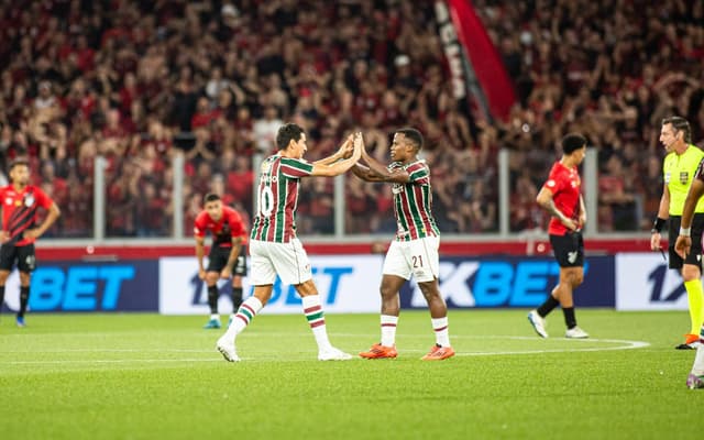 Ganso-e-Arias-se-cumprimentam-apos-o-gol-do-Fluminense-sobre-o-Athletico-PR-aspect-ratio-512-320