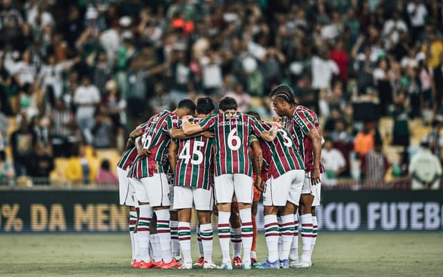 Jogadores-do-Fluminense-reunidos-no-Maracana-antes-da-partida-contra-o-Fortaleza-scaled-aspect-ratio-512-320