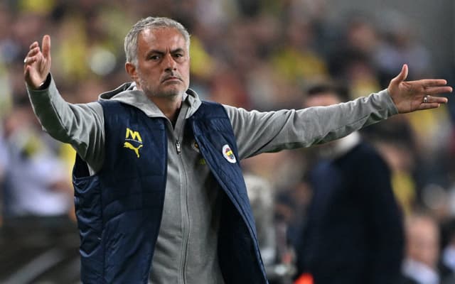 Jose-Mourinho-Fenerbahce-3-scaled-aspect-ratio-512-320