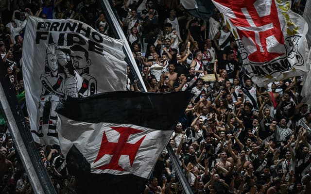 Torcida-do-Vasco-em-Sao-Januario-scaled-aspect-ratio-512-320