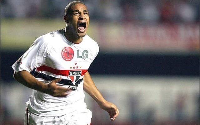 Adriano Imperador comemora gol com a camisa do São Paulo no Morumbi