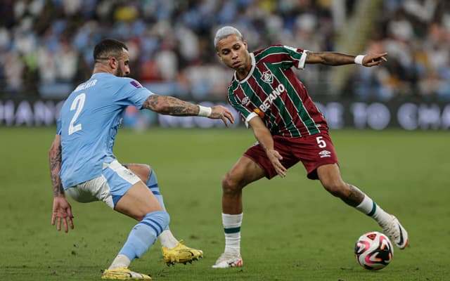 Alexsander-em-disputa-com-Kyle-Walker-na-partida-entre-Fluminense-e-Manchester-City-pelo-Mundial-de-Clubes-de-2023-scaled-aspect-ratio-512-320