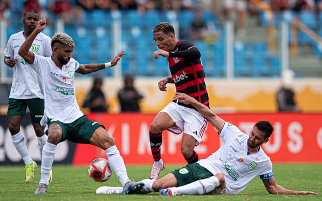 Atleta-do-Flamengo-disputa-bola-com-jogadores-do-Boavista-na-derrota-do-Rubro-Negro-no-Campeonato-Carioca-scaled-aspect-ratio-512-320