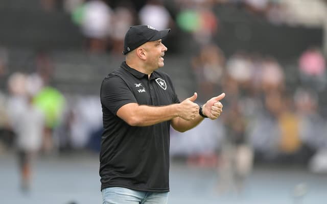 Carlos-Leiria-faz-sinal-de-positivo-durante-jogo-entre-Botafogo-e-Marica-pelo-Campeonato-Carioca-scaled-aspect-ratio-512-320