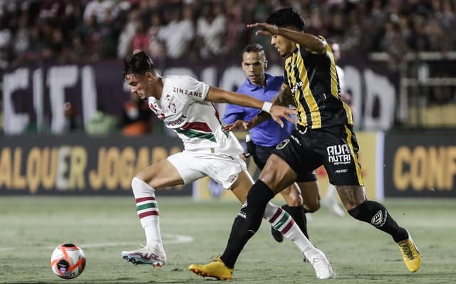 Felipe-Andrade-em-acao-pelo-Fluminense-contra-o-Volta-Redonda-pelo-Campeonato-Carioca-aspect-ratio-512-320