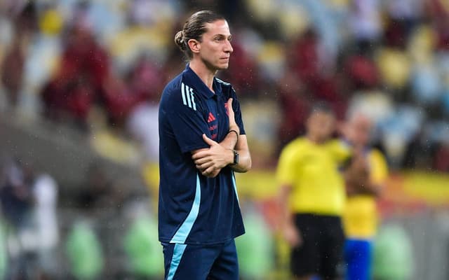 Filipe-Luis-observa-jogo-entre-Flamengo-e-Sampaio-Correa-pelo-Campeonato-Carioca-scaled-aspect-ratio-512-320