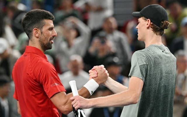 Jannik-Sinner-Novak-Djokovic-ATP-Xangai-Tenis-scaled-aspect-ratio-512-320