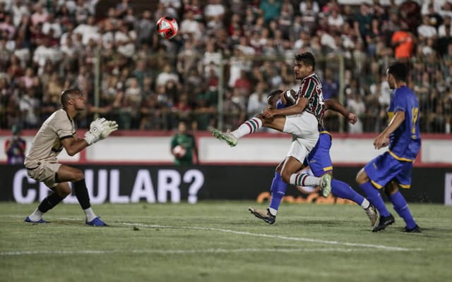 Joao-Neto-desvia-bola-que-quase-abriu-o-placar-para-o-Fluminense-contra-o-Sampaio-Correa-na-estreia-do-Campeonato-Carioca-scaled-aspect-ratio-512-320