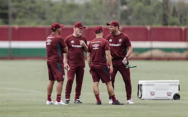 Mano-Menezes-conversa-com-comissao-durante-treino-de-pre-temporada-do-Fluminense-scaled-aspect-ratio-512-320