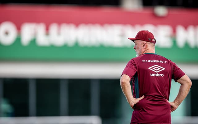 Mano-Menezes-observa-treino-do-Fluminense-no-CT-Carlos-Castilho-scaled-aspect-ratio-512-320