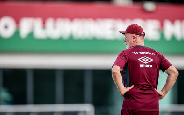 Mano-Menezes-observa-treino-do-Fluminense-no-CT-Carlos-Castilho-scaled-aspect-ratio-512-320