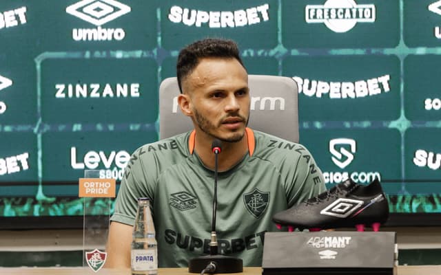 Reforco-do-Fluminense-Rene-concede-entrevista-no-CT-Carlos-Castilho-scaled-aspect-ratio-512-320