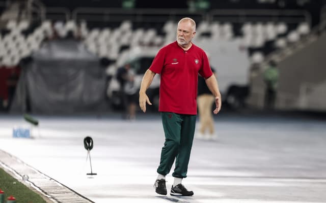 Tecnico-do-Fluminense-Mano-Menezes-reage-durante-derrota-para-o-Botafogo-pelo-Campeonato-Carioca-scaled-aspect-ratio-512-320