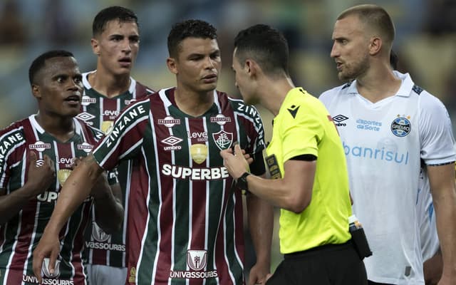 Thiago-Silva-reclama-com-a-arbitragem-no-jogo-entre-Fluminense-e-Gremio-scaled-aspect-ratio-512-320