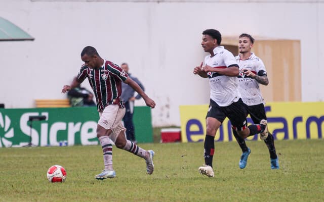 Wesley-Nata-do-Fluminense-e-perseguido-por-defensores-do-Sao-Paulo-durante-confronto-da-Copinha-scaled-aspect-ratio-512-320