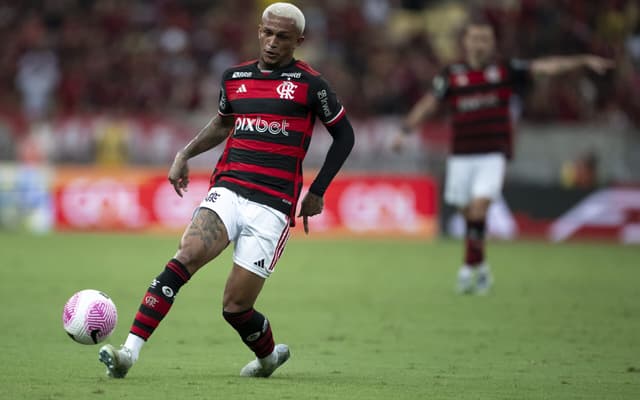 Wesley-em-acao-no-duelo-entre-Flamengo-e-Juventude-pelo-Campeonato-Brasileiro-scaled-aspect-ratio-512-320