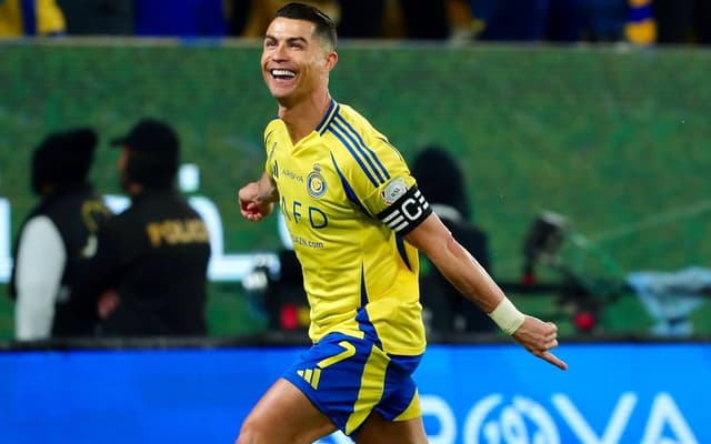 Cristiano-Ronaldo-Al-Nassr-aspect-ratio-512-320