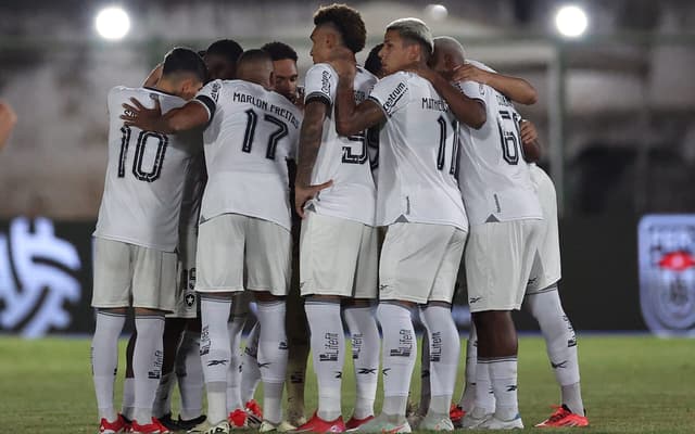 Elenco-do-Botafogo-reunido-antes-da-partida-contra-o-Nova-Iguacu-pela-8a-rodada-do-Campeonato-Carioca-scaled-aspect-ratio-512-320