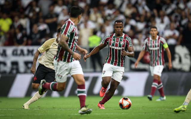 Jhon-Arias-em-acao-pelo-Fluminense-contra-o-Vasco-pelo-Campeonato-Carioca-no-Mane-Garrincha-scaled-aspect-ratio-512-320